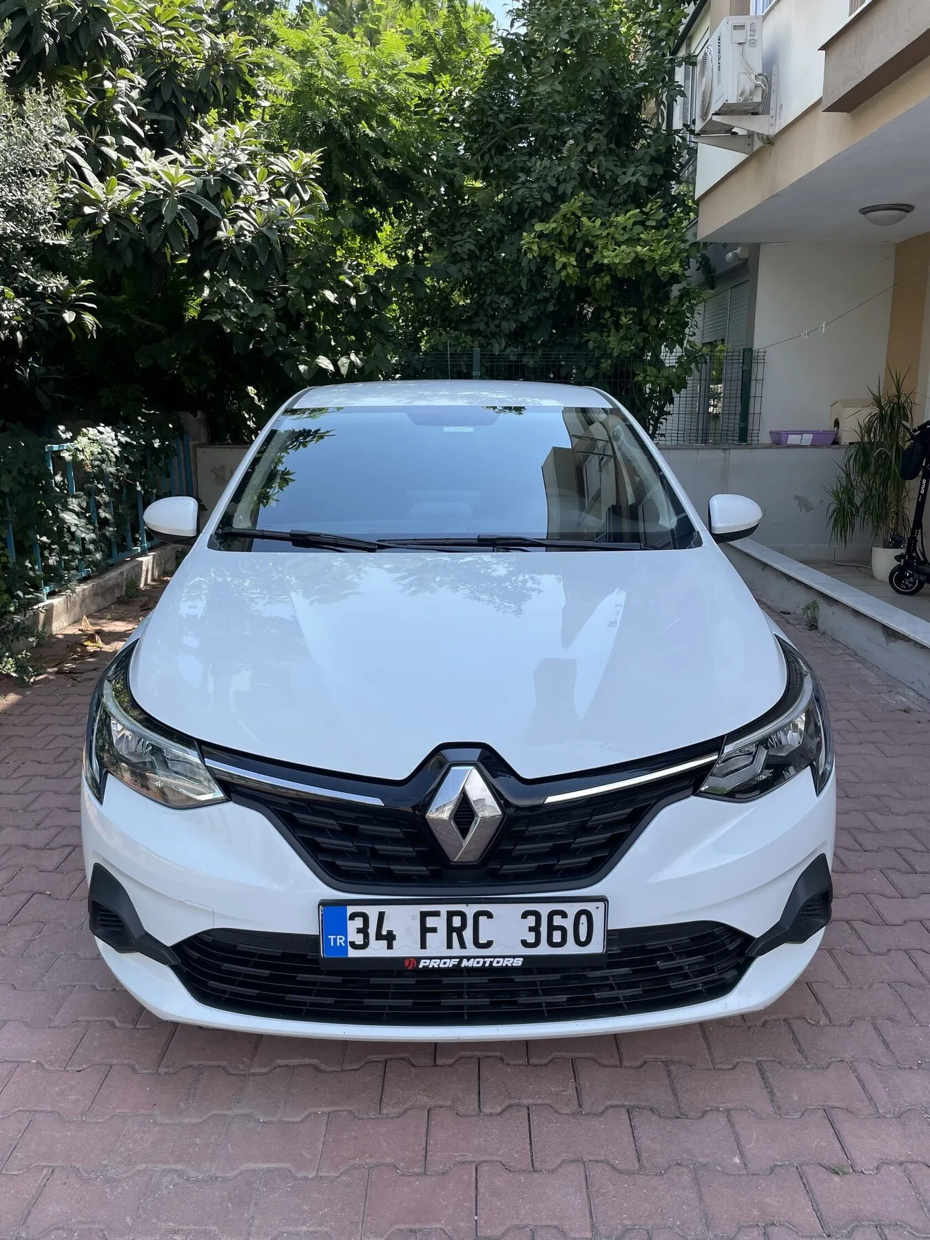 Renault Taliant у офиса Maxima в Анталии
