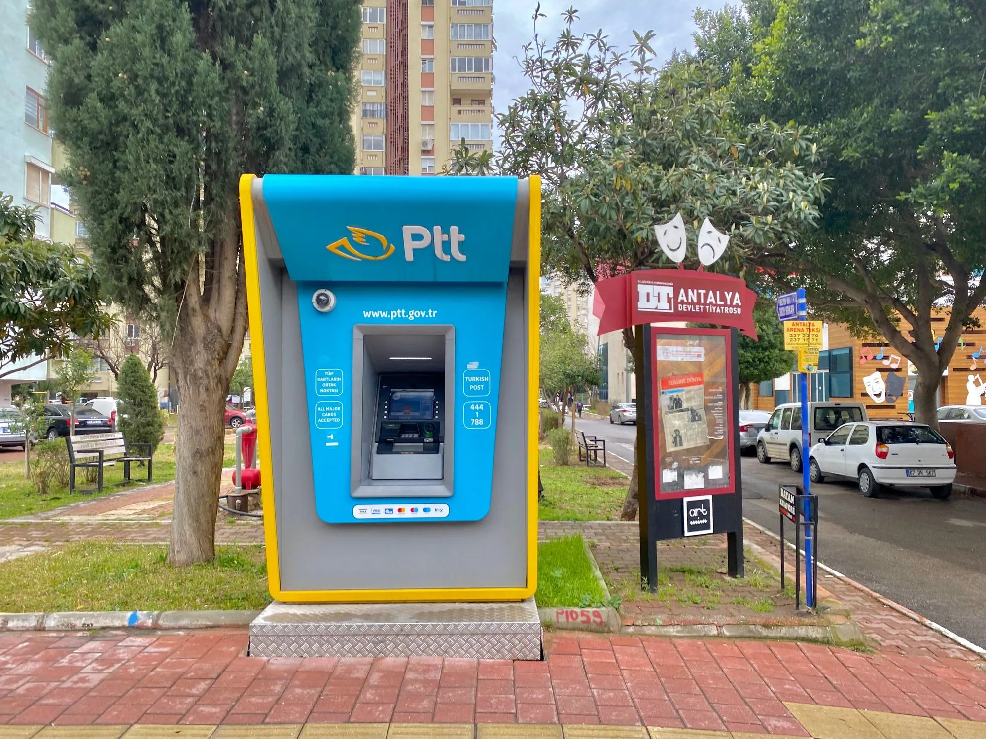 Банкомат почты PTT на улице в Анталии