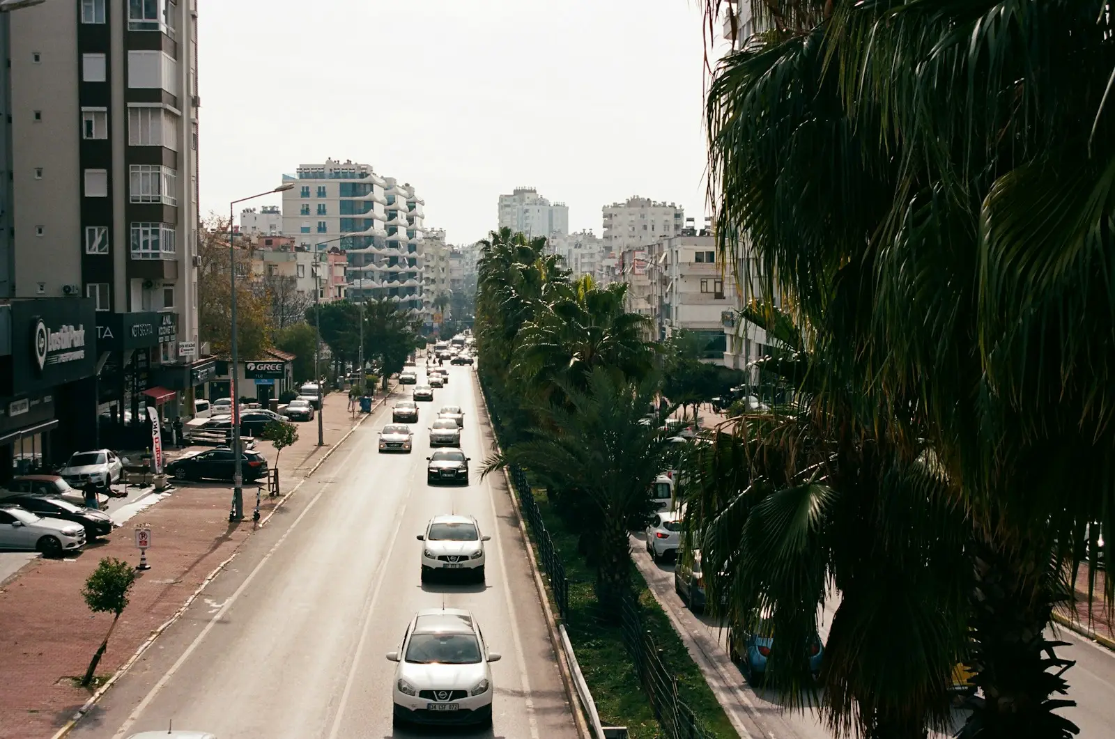 Улица в Анталии с пальмами, машинами и знаком запрета стоянки
