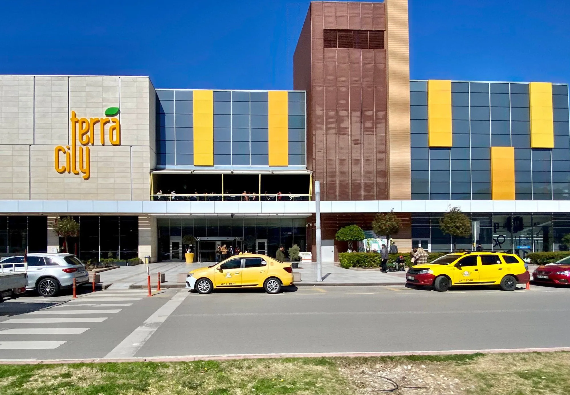 Торговый центр TerraCity в Анталии, вход и такси у тротуара