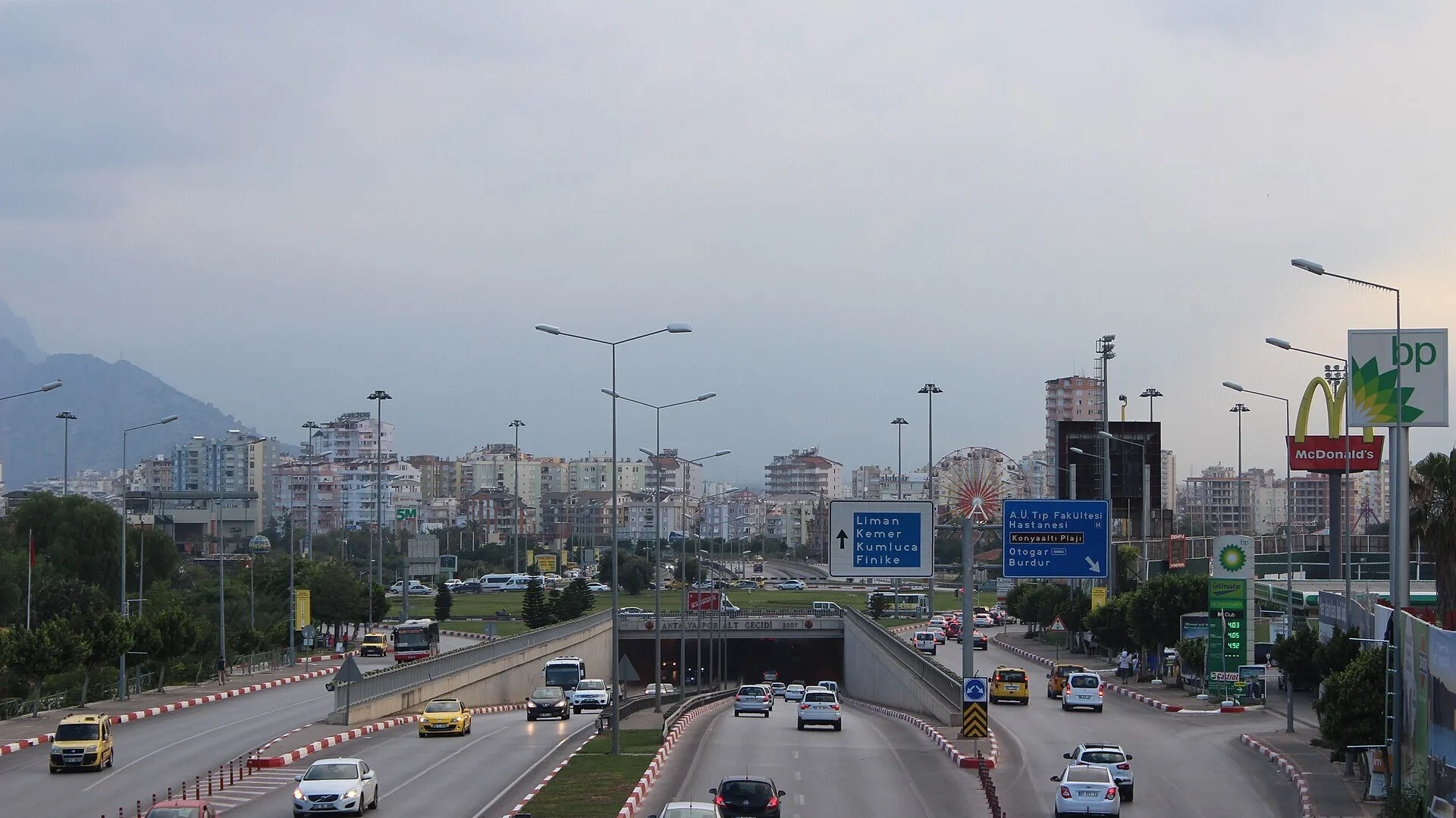 Многополосная дорога в Анталье с указателями