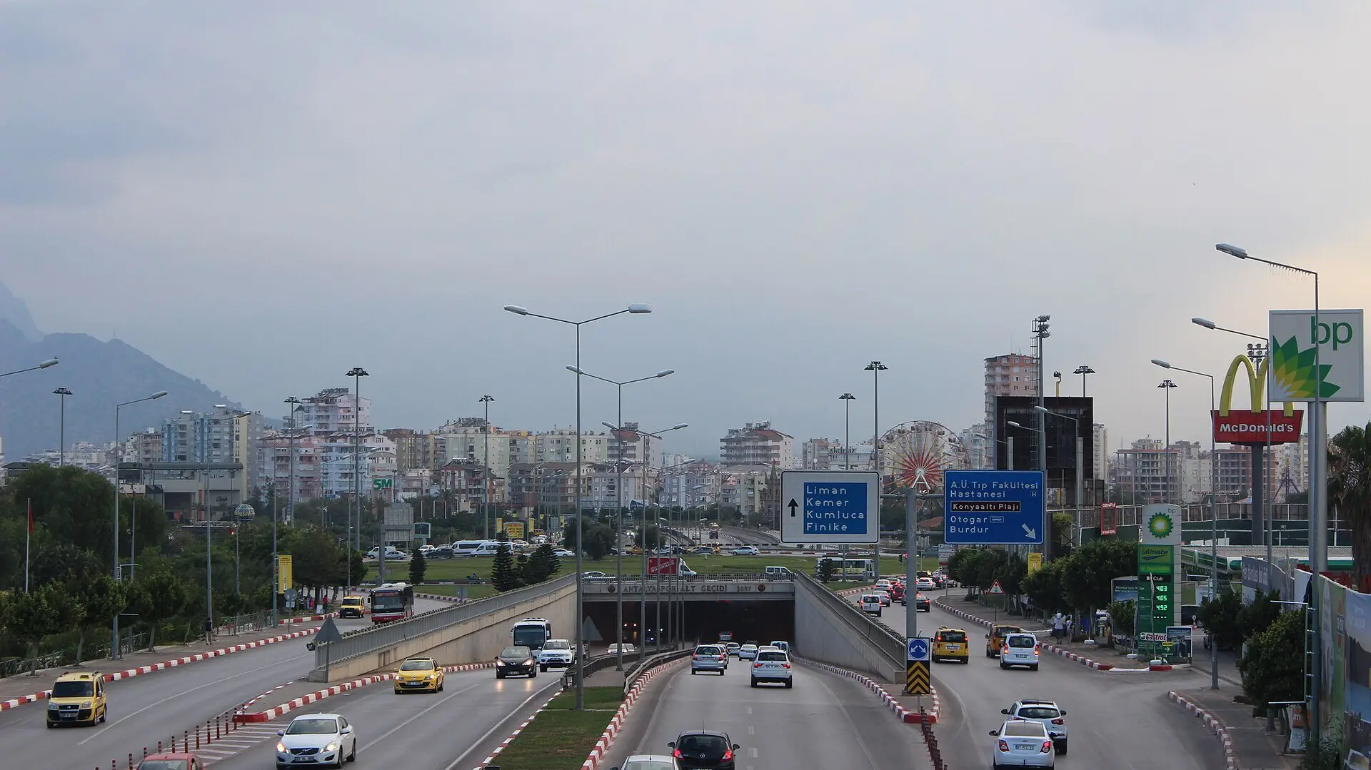 Многополосная дорога в Анталье с указателями